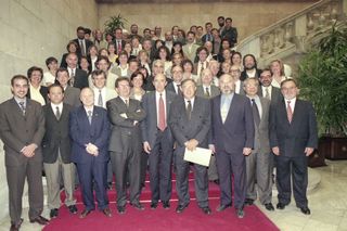 A les escales del Parlament de Catalunya, el dia de l’aprovació del reconeixement de la Universitat de Vic, el 21 de maig de 1997.
