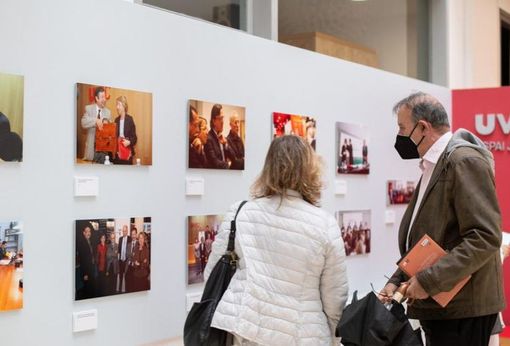 Inaugurada l’exposició de fotografies dels 25 anys de la UVic-UCC a l’Espai Vernis